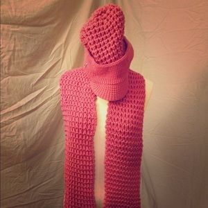 Super soft lovely Crush pink beanie hat with scarf